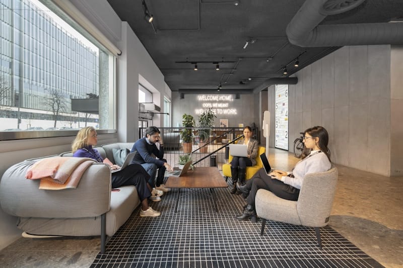 Modern lounge breakout space for casual corporate meetings and collaborative event networking.