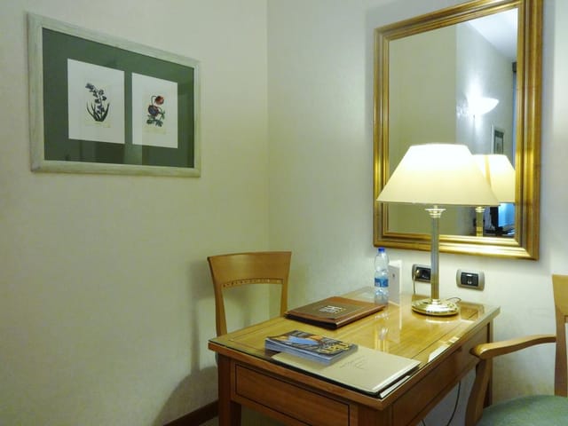 Hotel Excelsior Magenta workspace: dated business hotel room for corporate events and conferences.