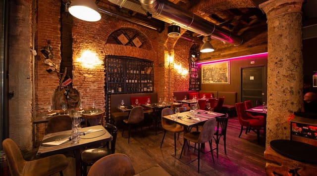 Rustic-industrial reception space at Urban Cube Milano for networking and cocktail events.