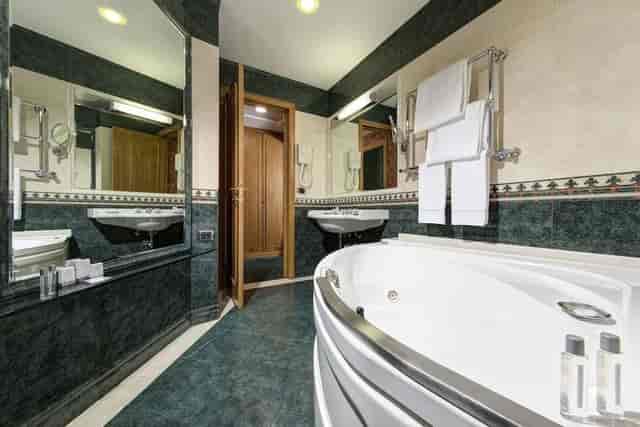 Marcella Royal Hotel bathroom with jetted tub for corporate event bookings and business travel.