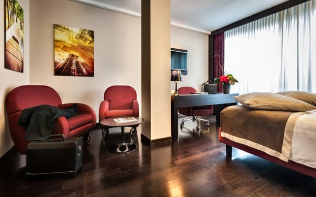 Crowne Plaza Milan City: versatile guest room for business meetings and hotel stays.