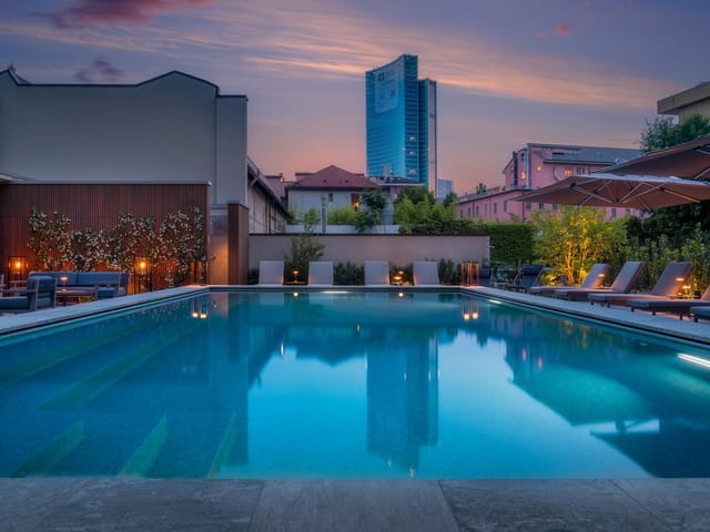 Crowne Plaza Milan City pool bar, sophisticated outdoor venue for corporate events and receptions.