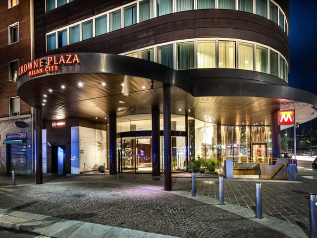 Metropolitan Lounge Bar exterior, Crowne Plaza Milan City, corporate event venue, business meeting.