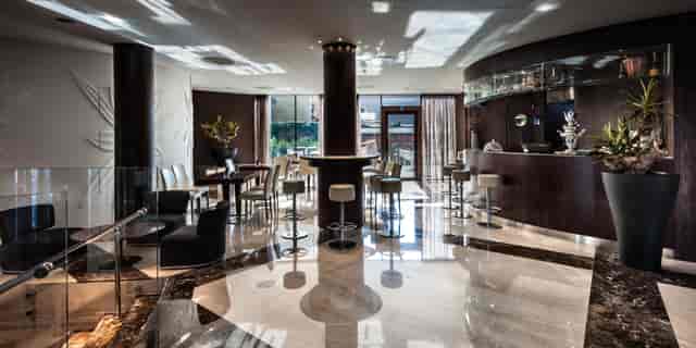 Metropolitan Lounge Bar at Crowne Plaza Milan: elegant venue for cocktail receptions and networking.