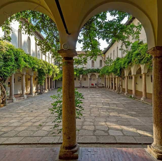Historic cloister at Chiostro delle Memorie, ideal for upscale cocktail receptions and gala dinners.