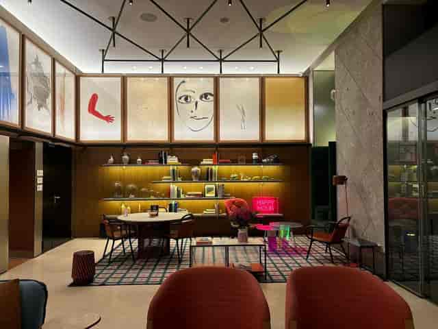 Sophisticated breakout room at Room Mate Giulia for corporate retreats and networking.