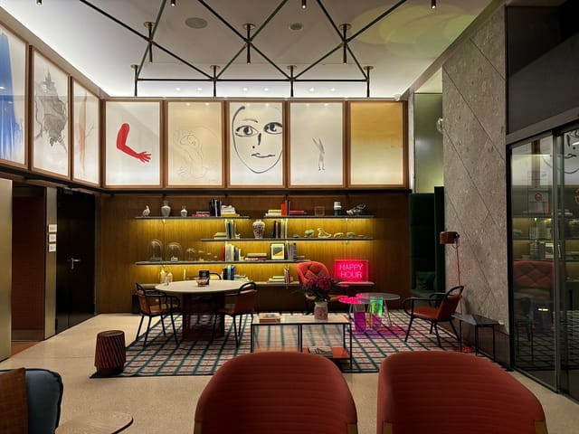 Sophisticated breakout room at Room Mate Giulia for corporate retreats and networking.