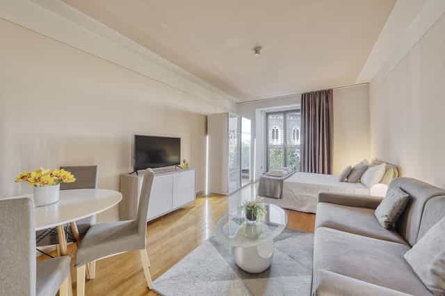 VIP Suite Toscanini II, Milan: luxury hotel suite for private meetings and corporate travel.