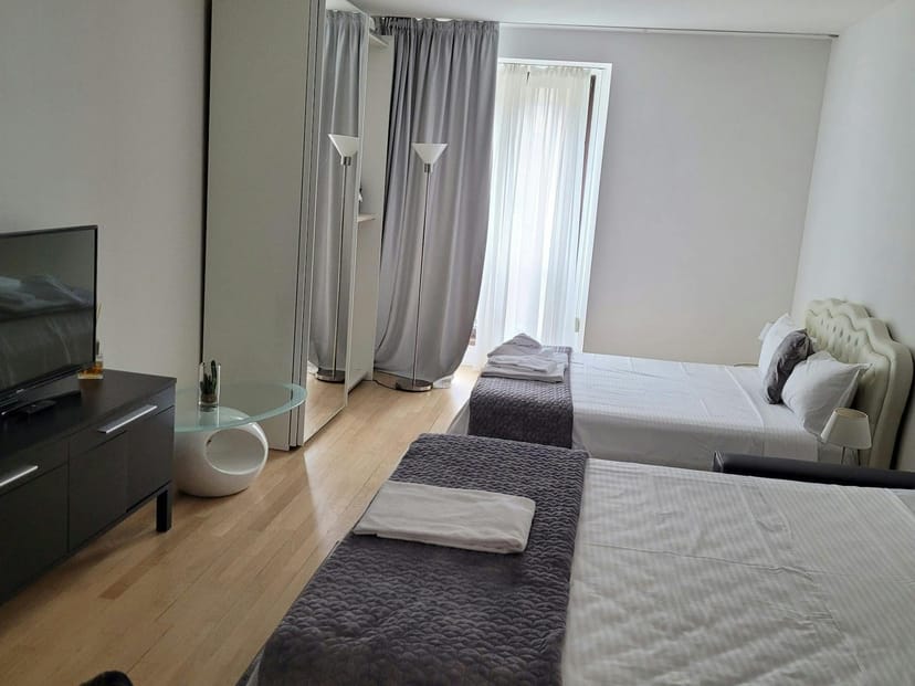 Twin hotel room at Suite Santo Stefano II, Milan, ideal for event lodging and attendee housing.