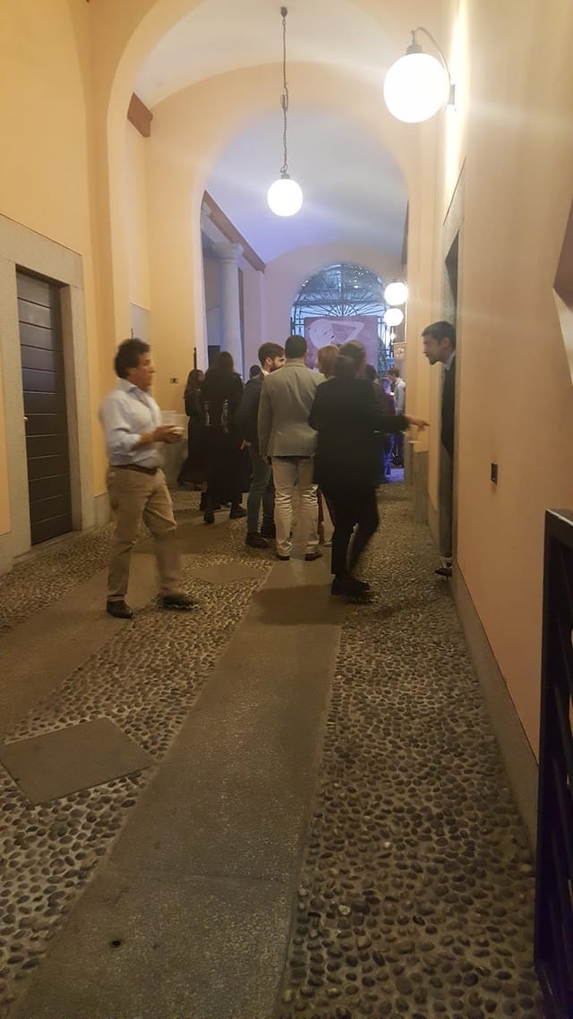 Spazio Big Santa Marta networking area: cozy, high-traffic breakout space for corporate events.