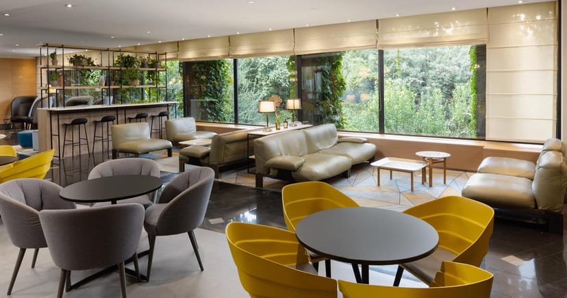 Biophilic breakout space at Il Giardino, Milan; ideal for small group collaboration and networking.