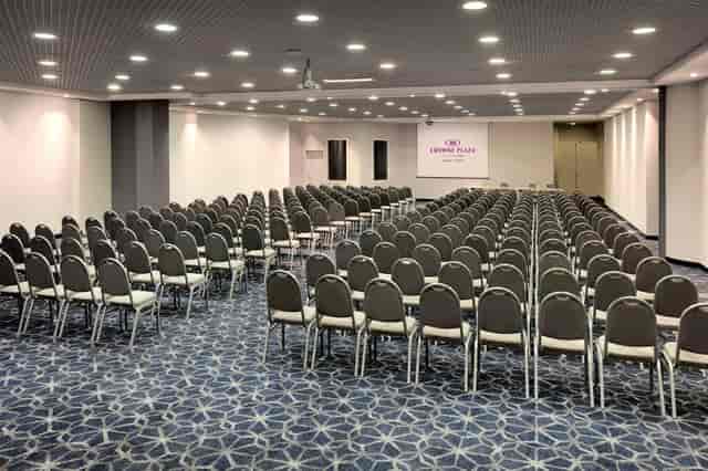 Visconti 1 theater-style meeting room setup in Crowne Plaza Milan Linate for corporate conferences.