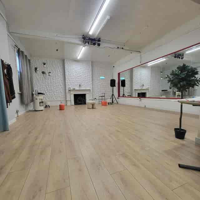 Blank-canvas studio with mirrors for workshops and boutique event hire.