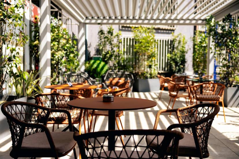 Modern patio bar at Hotel Urban Hive Milano, ideal for outdoor coffee and networking events.