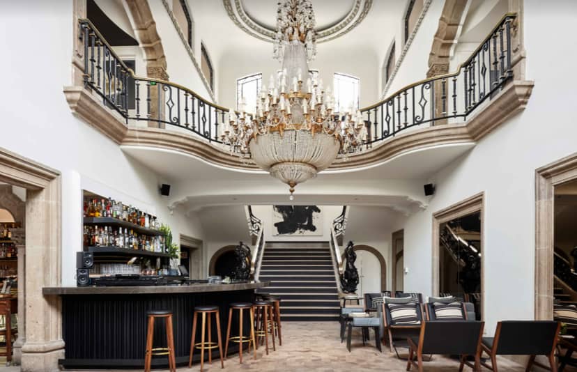High-end Blanco Castelar venue for upscale cocktail reception and VIP networking events.