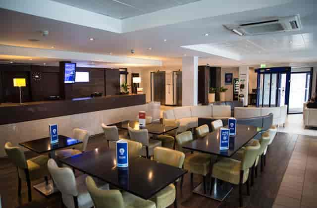 Bridges Suite lounge, open-plan networking space for corporate events and professional meetings.