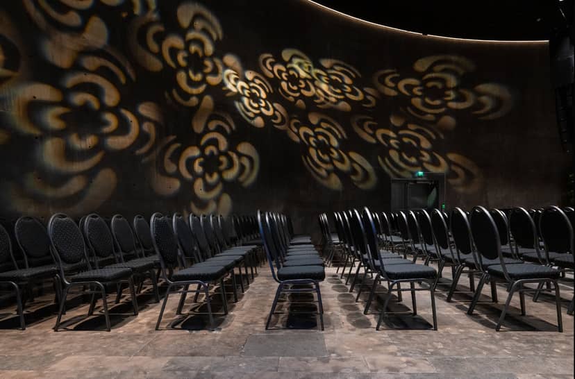 Big Time Hall at Oslo Events Hub: immersive ambient lighting for corporate conference event setups.