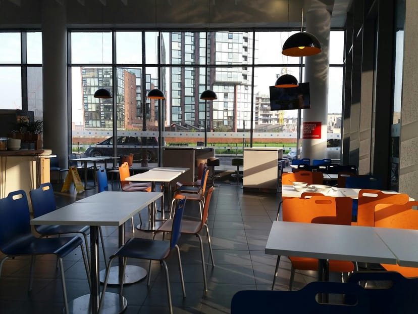 Multipurpose breakout space with modular seating for corporate workshops and business meetings.