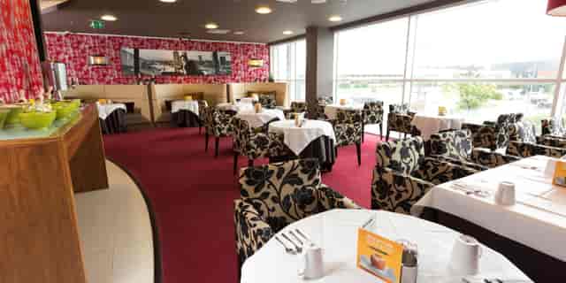 Stylish Holiday Inn Manchester restaurant for networking events with bold floral decor.