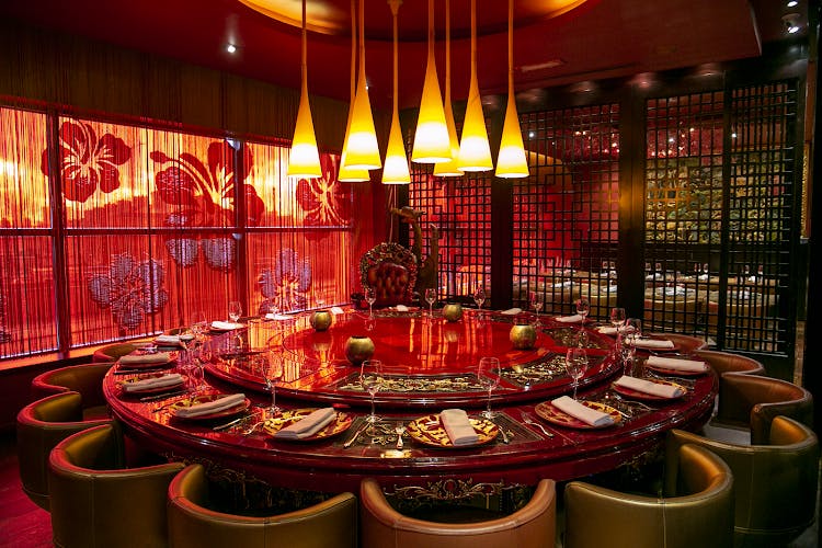 Elegant private dining room with round table, ideal for exclusive events and meetings.
