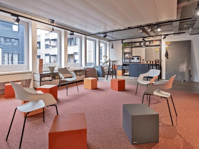 Medium Space at YOND memox: modular soft seating for agile workshops and brainstorming sessions.