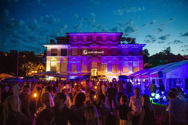 Networking reception in Haus am See with projection mapping and ambient lighting for corporate events.