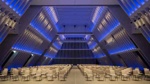 Zurich Convention Center pillar-free meeting room with blue lighting for product launch events.