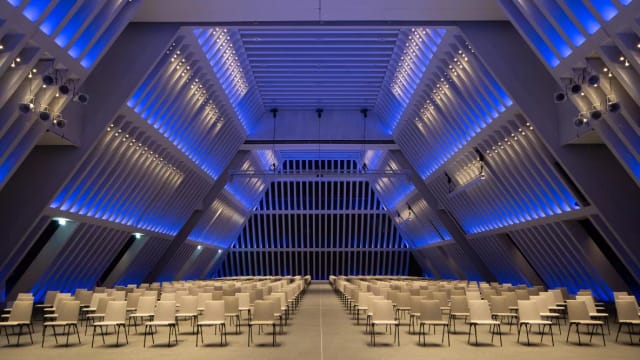 Zurich Convention Center pillar-free meeting room with blue lighting for product launch events.
