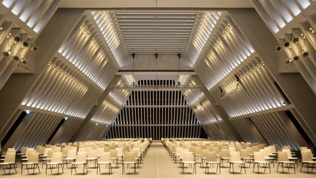 Zurich Convention Center meeting room with dramatic structural lighting for corporate events.
