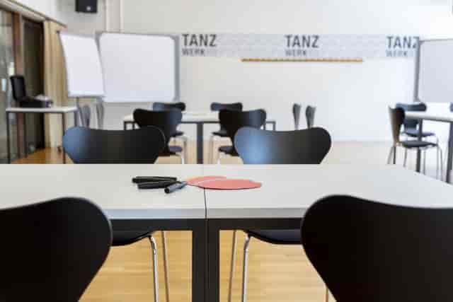 Modular workshop setup in Saal 7-10 with flip charts for collaborative meetings and breakout sessions.