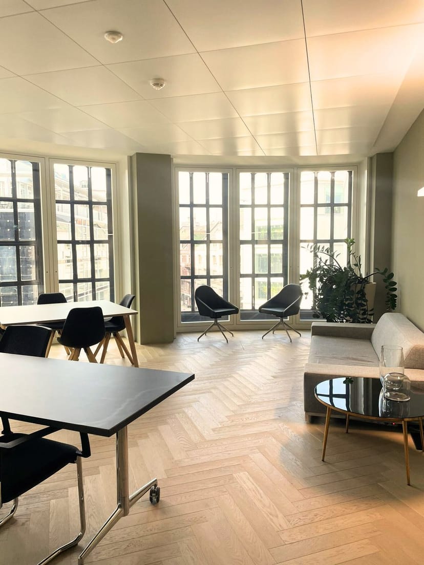 Versatile Trust Square meeting room with lounge seating for brainstorming and networking events.