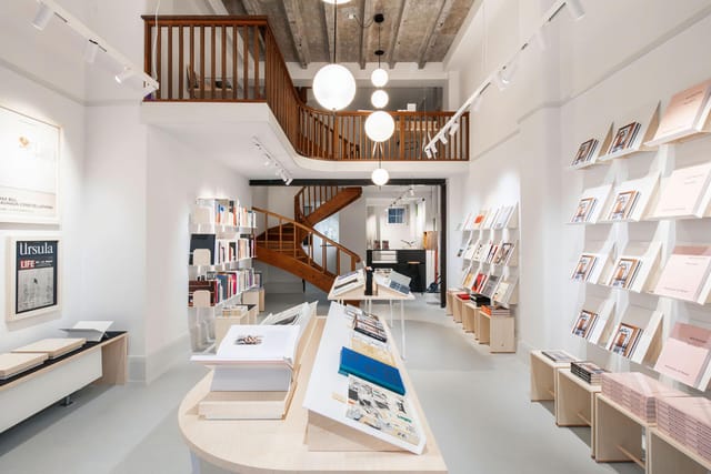 Minimalist gallery venue for high-end product launches and networking events in Zurich.