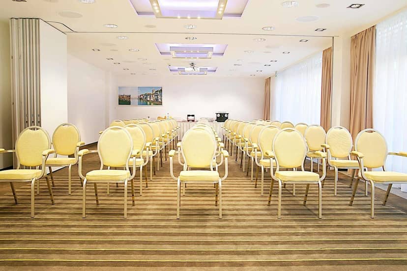 Theater-style meeting room at H+ Hotel Zürich for corporate presentations and training seminars.
