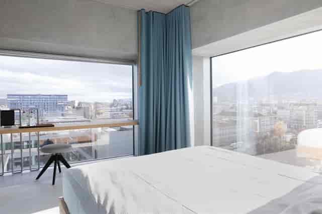 Minimalist hotel workspace on Placid Boutiquehotel Zürich rooftop terrace for business events.