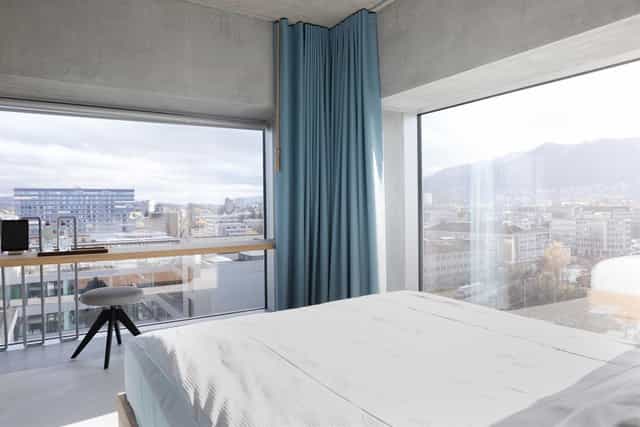 Minimalist hotel workspace on Placid Boutiquehotel Zürich rooftop terrace for business events.