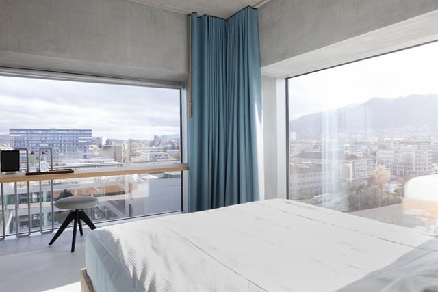 Minimalist hotel workspace on Placid Boutiquehotel Zürich rooftop terrace for business events.