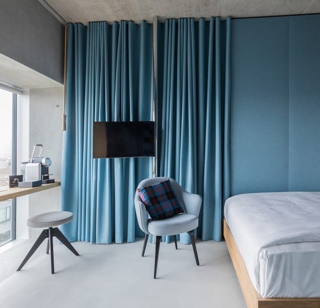 Modern hotel conference room in Zürich with workspace, ideal for business meetings and events.