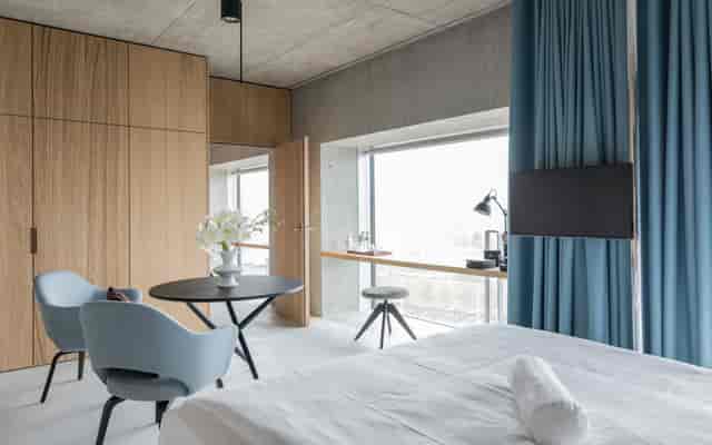 Modern hotel meeting room at Placid Boutiquehotel Zurich, executive workspace for corporate events.