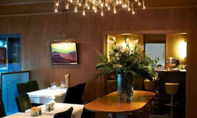 Upscale board dinner venue at Ristorante Glärnischhof featuring refined floral centerpieces.