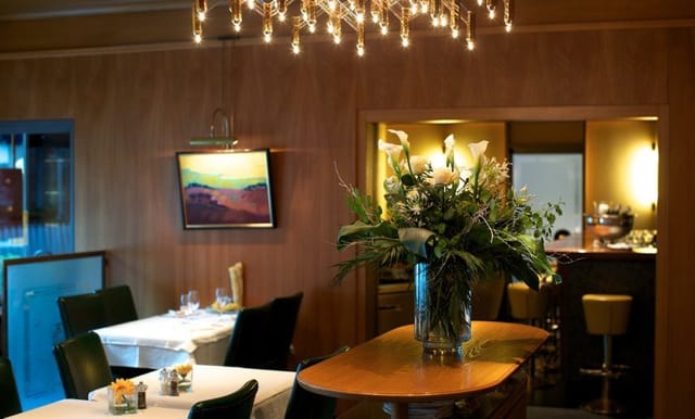 Upscale board dinner venue at Ristorante Glärnischhof featuring refined floral centerpieces.