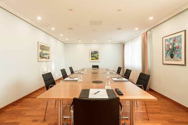 Boardroom meeting room at Engimatt City-Gardenhotel with minimalist executive setup.