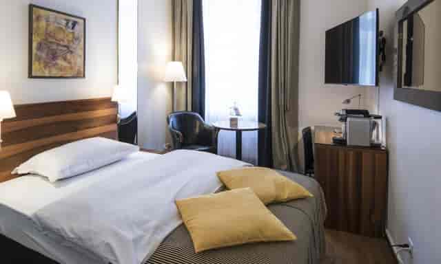 Colonial Room at Central Plaza Hotel Zürich: compact workspace for business travel.