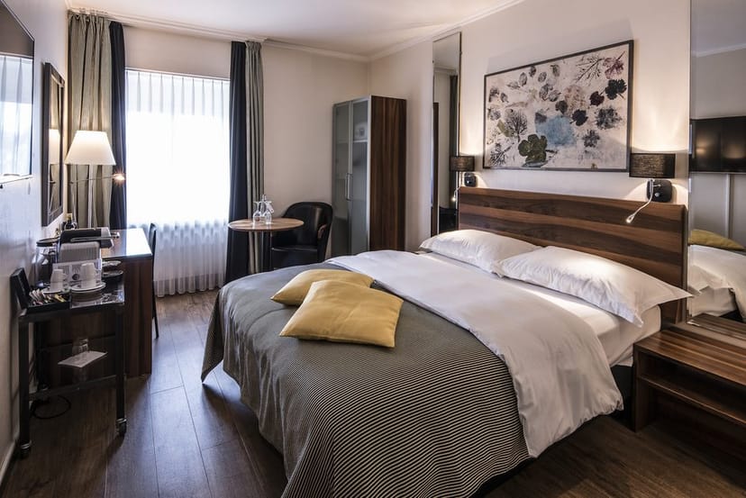 Standard hotel room at Central Plaza Hotel Zürich with workstation for business travel.