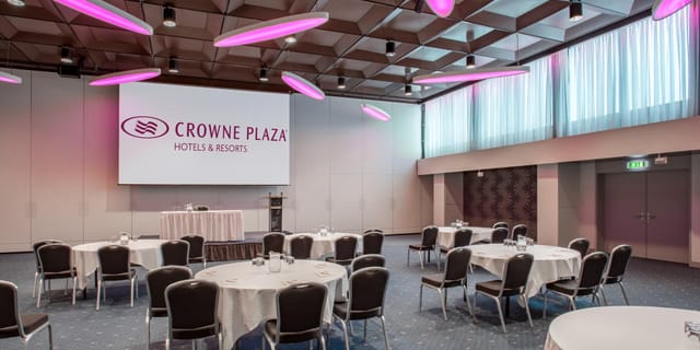 Modern boardroom at Central Plaza Hotel Zürich for corporate plenary sessions and gala dinners.