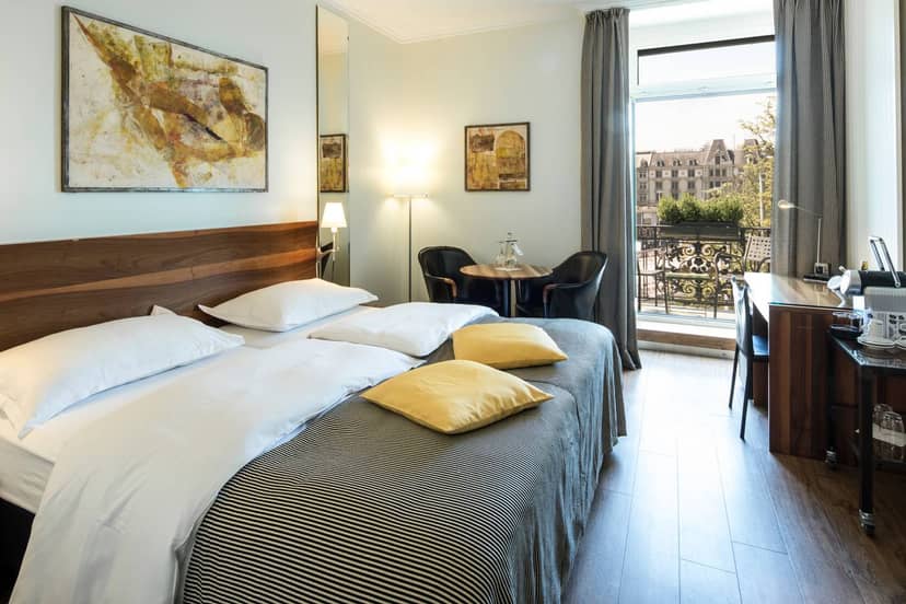 King's Cave room at Central Plaza Hotel Zürich with functional workstation for business travel.