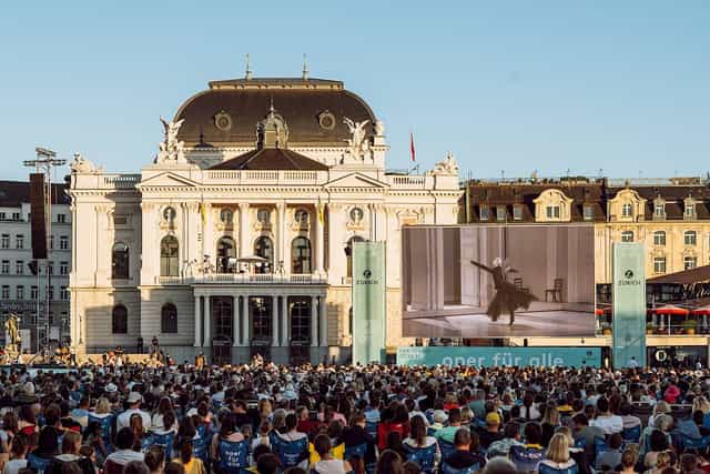 Opernhaus Zürich open-air broadcast at Treffpunkt Billettkasse for public event marketing.