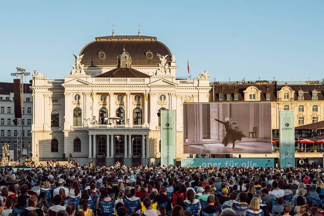 Opernhaus Zürich open-air broadcast at Treffpunkt Billettkasse for public event marketing.