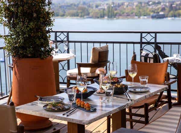 VIP dining on La Muña roof terrace for luxury executive retreats and upscale networking.