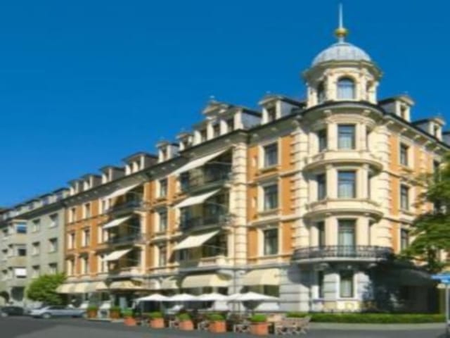 Luxury suite at Hotel Alden Splügenschloss Zürich for executive retreats and board meetings.