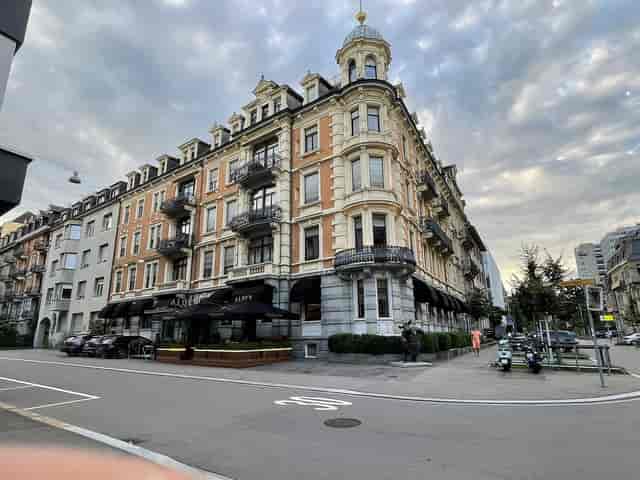 Hotel Alden Splügenschloss Zürich boutique suite for executive retreats and historic events.